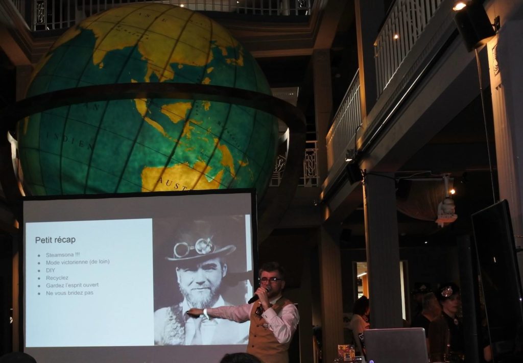 Arthur Morgan proposant une conférence Steampunk au Mundaneumà Mons.